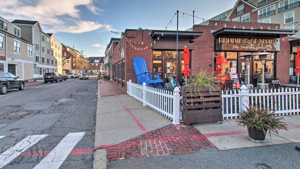 A street view with a restaurant named "Barbie's Barbecue" featuring outdoor seating and a white picket fence. - Inviting Salem Apartment Near Waterfront & Museums (Salem)