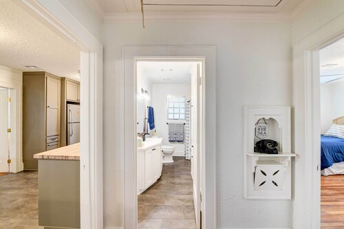 2 Mi to Magnolia Mkt: Cozy Retreat w/ Shared Yard
