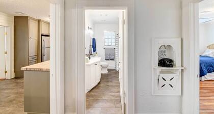 2 Mi to Magnolia Mkt: Cozy Retreat w/ Shared Yard