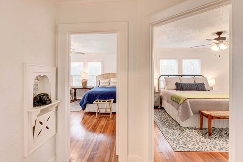 2 Mi to Magnolia Mkt: Cozy Retreat w/ Shared Yard