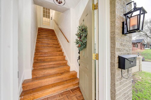 2 Mi to Magnolia Mkt: Cozy Retreat w/ Shared Yard