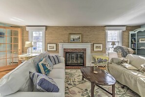 平面電視、壁爐、遊戲機、DVD 播放機