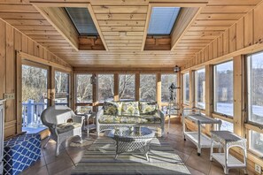 平面電視、壁爐、遊戲機、DVD 播放機