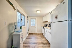Lò nướng, bếp nấu, máy xay thực phẩm, dụng cụ nấu nướng/bát dĩa/dao nĩa 