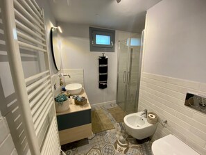 Shower, hair dryer, bidet, towels - IL BAGLIO DEL PICCHIO -  NOTO (Noto)