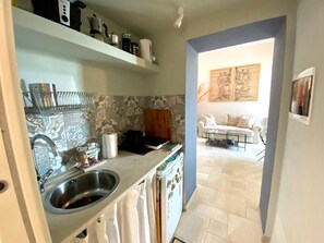 Kjøleskap, mikrobølgeovn, ovn og kokeplater