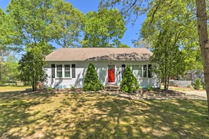 House (2 Bedrooms) | Interior - Cape Cod Escape ~ 2 Mi To Beaches & Dining! (South Yarmouth)
