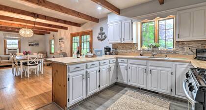 Walk to Main Street: Cozy Cottage in Hyannis