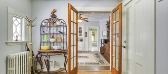 Quaint Beverly Townhome: Walk to Beach & Downtown!