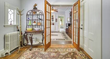Quaint Beverly Townhome: Walk to Beach & Downtown!