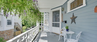 Quaint Beverly Townhome: Walk to Beach & Downtown!