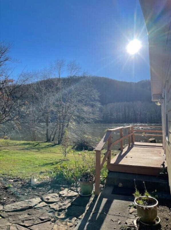 Property grounds - Riverside cabin in NRG National Park & Preserve (Hinton)