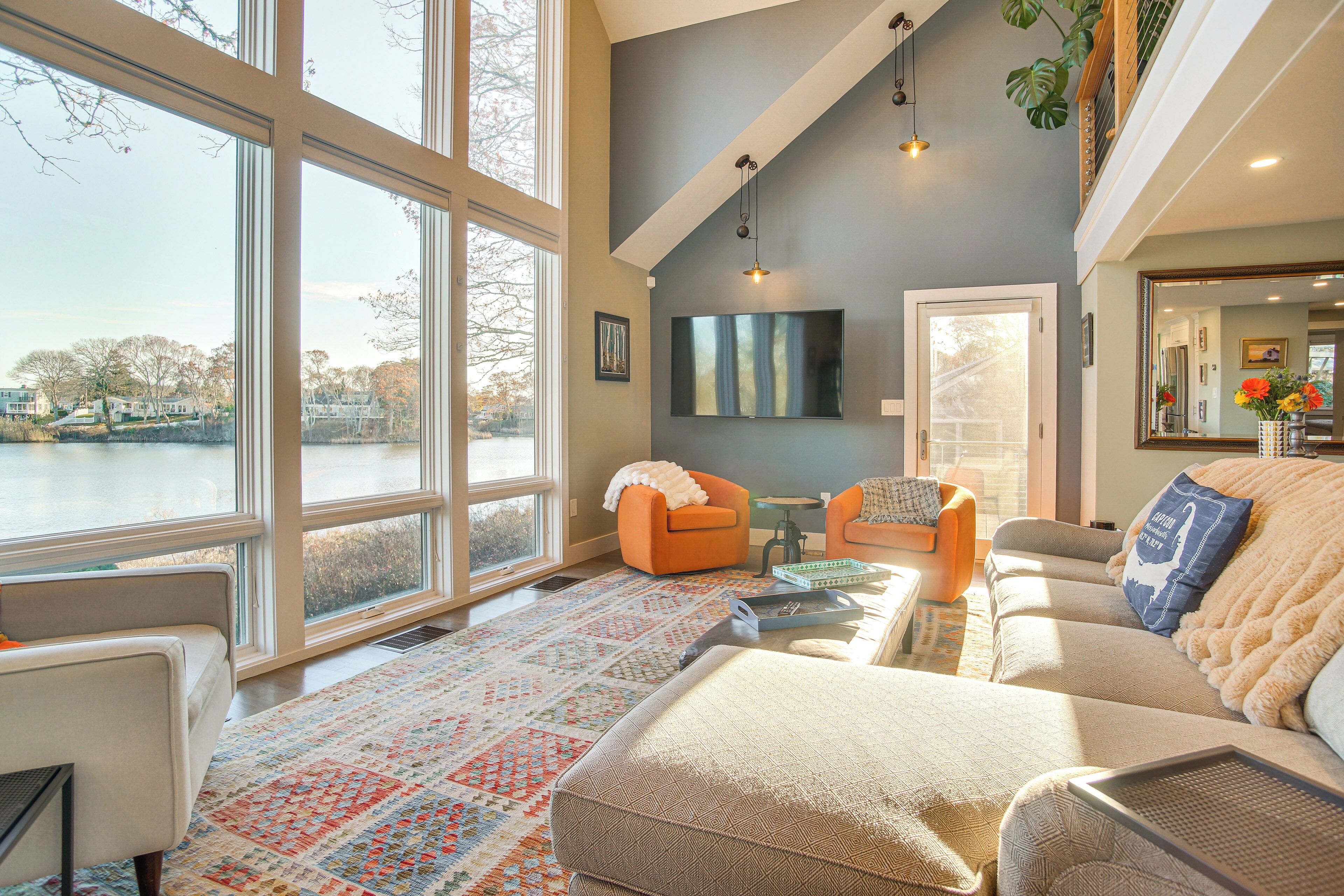 House (4 Bedrooms) | Living area | TV