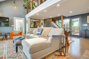 Interior - 1 Mi to Ferry & Beach: Waterfront Hyannis Home! (Hyannis)