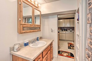 Apartment (0 Bedroom) | Interior - Cozy Agawam Studio w/ Yard: 2 Miles to Six Flags! (Agawam)