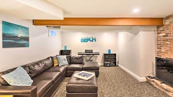 House (6 Bedrooms) | Interior