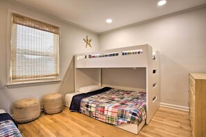 4 bedrooms, bed sheets - Ocean Grove Home, Visit the Beachblock + Boardwalk (Ocean Grove)