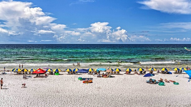 A beach with umbrellas and beach chairs. - Seagrove Beach Studio - 1/4 Mi to Beach Access! (Santa Rosa Beach)
