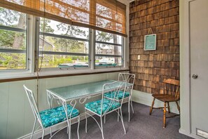 Dining - Traditional Cape Cod Cottage: Walk to Beach! (West Dennis)