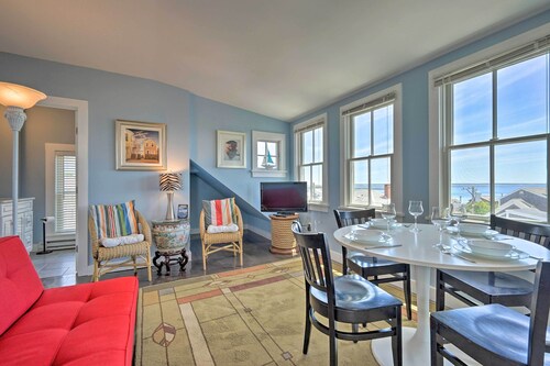 Couples Retreat! Penthouse Near Commercial Street