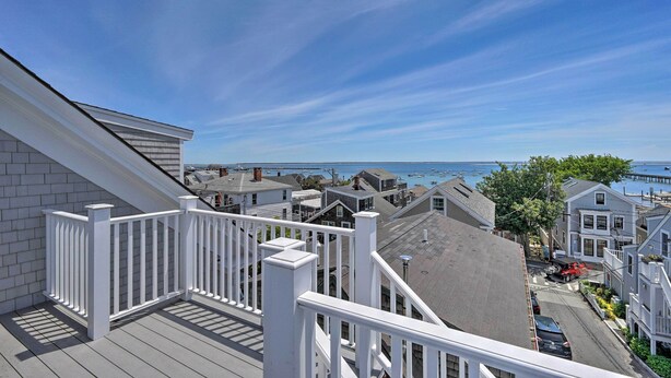 A residential area with a view of the sea and a pier. - Couples Retreat! Penthouse Near Commercial Street (Provincetown)