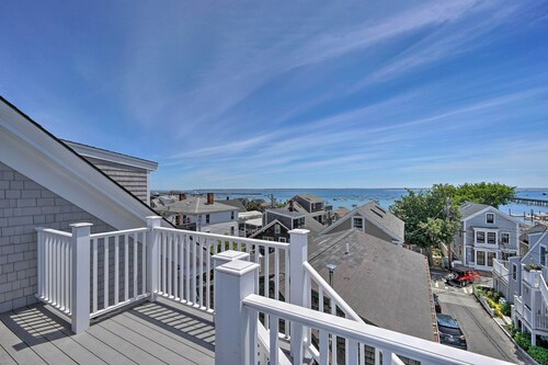 Couples Retreat! Penthouse Near Commercial Street