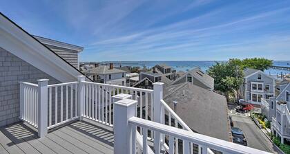 Couples Retreat! Penthouse Near Commercial Street