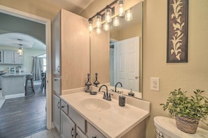 Apartment (2 Bedrooms) | Interior - 1 Block to Branson Strip: Condo w/ Views & Pool! (Branson)