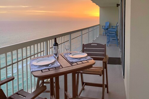 Waterfront PCB Condo w/ Balcony + Beach Gear!