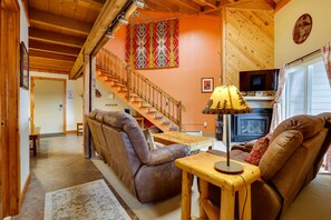 TV, fireplace, ping pong - Silverthorne Condo W/pool Access - Shuttle to Town (Silverthorne)