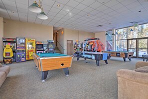 Games room - Silverthorne Condo W/pool Access - Shuttle to Town (Silverthorne)