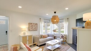 Living area - Charming Sturgeon Bay Getaway Near Otumba Park (Sturgeon Bay)