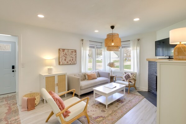 Télévision, cheminée, livres