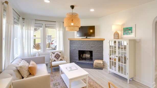 Living area - Charming Sturgeon Bay Getaway Near Otumba Park (Sturgeon Bay)