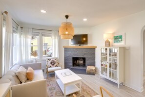 Télévision, cheminée, livres