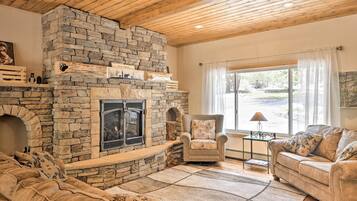 House (5 Bedrooms) | Interior