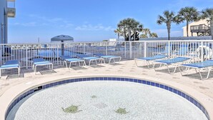 Un espace piscine avec des chaises longues et une petite piscine.