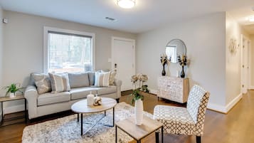 House (3 Bedrooms) | Living area | TV