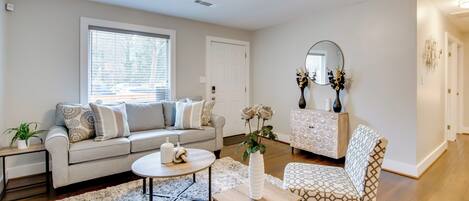 Nhà (3 Bedrooms) | Khu phòng khách | TV