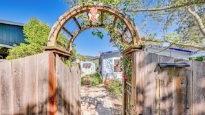 A wooden gate with a decorative archway, leading to a pathway and a house. - Romantic Casita w/ Garden + Deck 2 Miles to Plaza! (Sonoma)