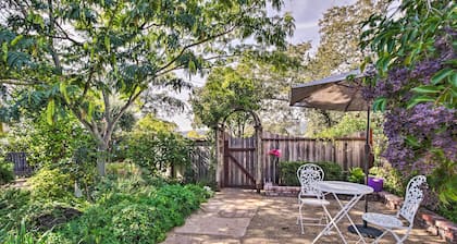 Romantic Casita w/ Garden + Deck 2 Miles to Plaza!