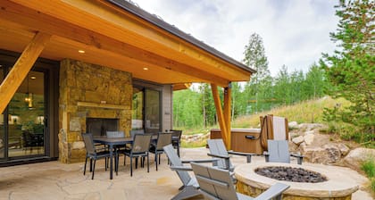 Private 1+ Acre & Hot Tub: Silverthorne Mtn Escape