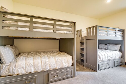 Hot Tub & Mtn Views at Modern Silverthorne Retreat