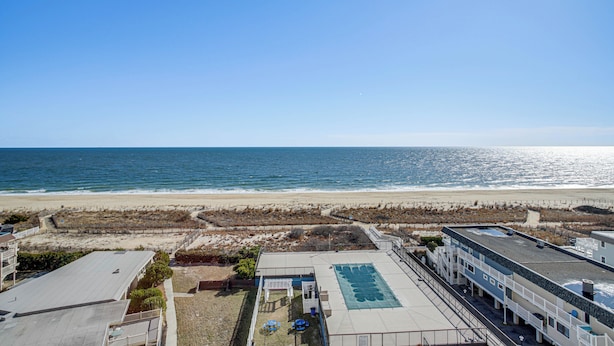 Ein Strandhotel mit Pool, direkten Strandzugang und Meerblick.