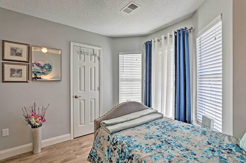 Beach-themed Retreat: 10 Mi to Downtown Charleston