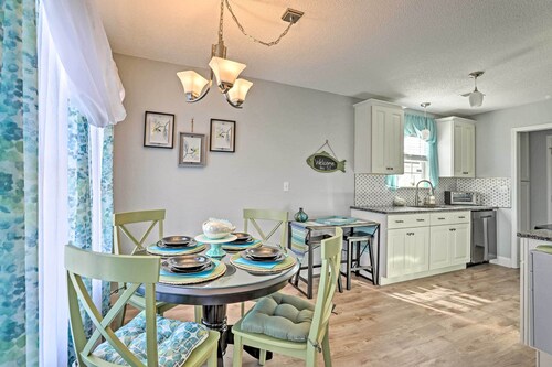 Beach-themed Retreat: 10 Mi to Downtown Charleston