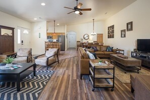 Luxe huis, bubbelbad, uitzicht op bergen | Woonruimte | Ledtelevisie, Netflix, Hulu en streamingdiensten