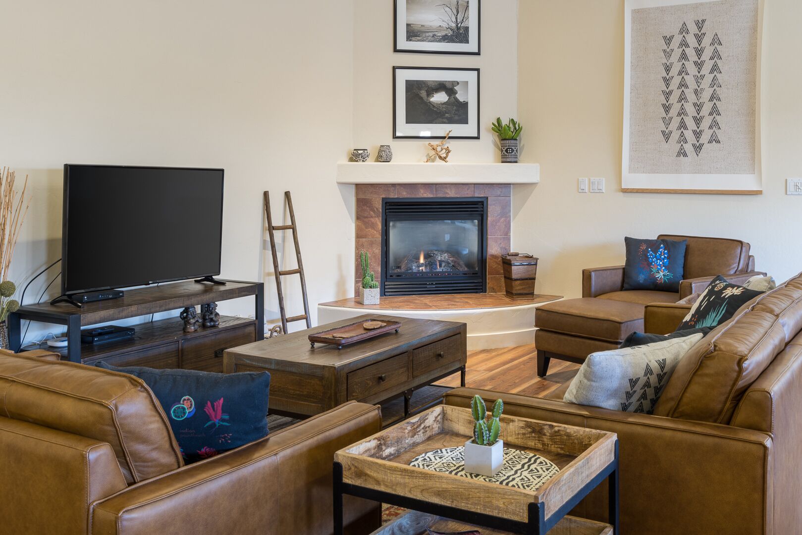 Luxury House, Hot Tub, Mountain View | Living area | LED TV, Netflix, Hulu, streaming services