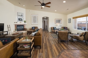 Luxe huis, bubbelbad, uitzicht op bergen | Woonruimte | Ledtelevisie, Netflix, Hulu en streamingdiensten