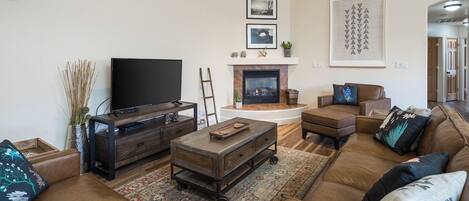 Luxury House, Hot Tub, Mountain View | Living area